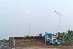 Ô tô đầu kéo va chạm xe taxi, một hành khách tử vong ở Đắk Lắk