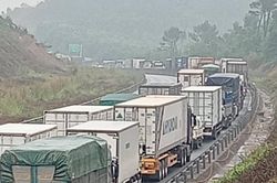 Sau vụ tai nạn giao thông, hàng trăm ô tô 'chôn chân' trên cao tốc Bắc - Nam