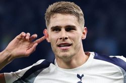 Tin tức về chuyển nhượng 24/4: MU ký Van de Ven, Barca lấy Lisandro