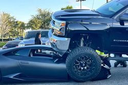 Nữ tài xế lái xe bán tải leo thẳng lên siêu xe Lamborghini mà không hề biết