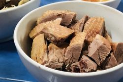 Người đàn ông cấp cứu sau bữa ăn với thịt ngan luộc