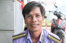 Nhân viên đường sắt nói lý do đá người đàn ông tông gãy gác chắn khi tàu sắp tới