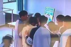 Thấy cô giáo loạng choạng rời lớp, 9 học sinh âm thầm đi theo và kịp thời hỗ trợ