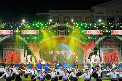 Rực rỡ Lễ hội đường phố 'Thanh âm nguồn cội': Đánh thức không gian di sản miền Đất Tổ