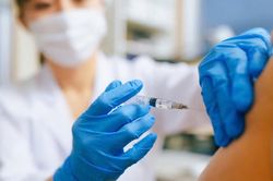 Người dân 'ngợp' giữa 'rừng' vắc-xin để rồi chật vật phân biệt tư vấn y khoa hay chiêu bán hàng thương mại