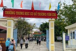 Không kỷ luật thầy giáo dạy toán nhéo lỗ tai 17 học sinh