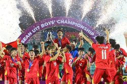 Tưng bừng khoảnh khắc U17 Việt Nam nâng Cúp vô địch Đông Nam Á