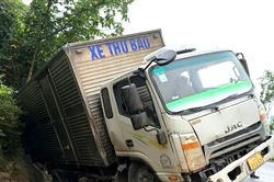 Xe thư báo tông xe máy trên đèo Cù Mông, 2 người thương vong