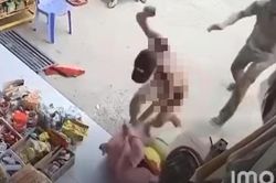 Xôn xao clip người đàn ông khỏa thân xông vào tiệm tạp hóa hành hung cô giáo