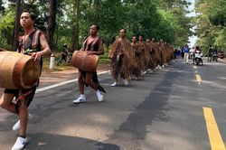 Hàng trăm nghệ nhân Xơ Đăng diễn cồng chiêng, múa xoang giữa rừng thông Măng Đen