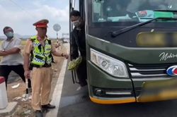 Xe khách 'nhồi' thêm 13 người dịp lễ, tài xế và chủ xe bị phạt 97,5 triệu đồng