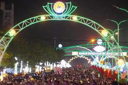 Biển người chen chân trong đêm khai mạc lễ hội du lịch hè 2026