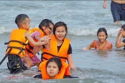 Sầm Sơn (Thanh Hóa): Đông nghịt du khách trong ngày nghỉ Giỗ Tổ Hùng Vương