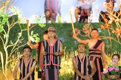 Tái hiện trang trọng bức thư của Bác Hồ giữa 'đại ngàn reo'