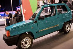 Độc lạ chiếc Fiat Panda xẻ đôi, tạo thành ô tô nhỏ nhất thế giới, chỉ rộng 50cm