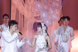 Quốc Thiên cảm ơn 'cô dâu' ngay trên sân khấu, Cẩm Ly sexy tuổi U60