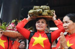 Người dân từ khắp nơi đội lễ tới dâng hương Giỗ Tổ Hùng Vương tại TPHCM