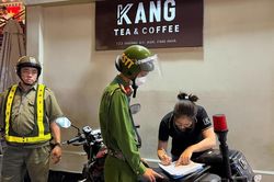 Hàng loạt quán chiếm dụng vỉa hè, lòng đường ở TPHCM nhận 'phiếu' phạt