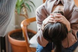 Bạn trai khiếm thị đòi chia đất ra riêng ngay sau cưới, tôi bị nghi 'đào mỏ'