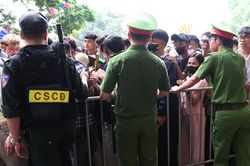 Biển người trẩy hội Đền Hùng, cảnh sát căng mình điều tiết, phân luồng