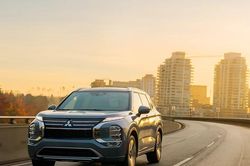 Một chi tiết nhỏ bị gãy khiến cửa cốp xe Mitsubishi Outlander dễ rơi sập xuống