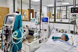 Ngộ độc nặng, diễn biến phức tạp do tự ý dùng thuốc
