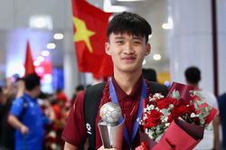 U17 Việt Nam rộn ràng mang Cúp vô địch Đông Nam Á về nước