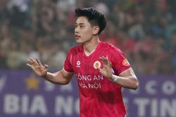 Đình Bắc đi vào lịch sử V-League sau cú hat-trick vào lưới SLNA