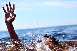 Đi tắm suối gần nhà, 2 cháu bé tử vong