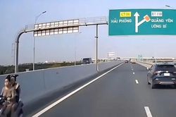 Phạt nặng hai thiếu nữ phóng xe máy ngược chiều trên cao tốc Hải Phòng - Móng Cái