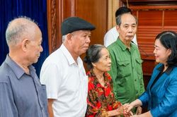 Chủ tịch Ủy ban Trung ương MTTQ Việt Nam Bùi Thị Minh Hoài thăm, tặng quà tại Ninh Bình