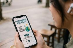 Người trẻ nghe tin qua tai nghe, báo chí chuyển sang podcast