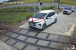 Xe đám cưới cố vượt gác chắn, mắc kẹt sát đường ray khi tàu sắp đến