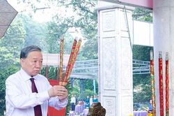 Tổng Bí thư, Chủ tịch nước dâng hương tưởng niệm các Anh hùng liệt sĩ ở Tây Ninh