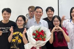 Thầy giáo thương binh, là tiến sĩ ở tuổi 73, rơi nước mắt trong buổi dạy cuối