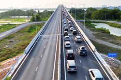 CSGT tạm đóng lối vào cao tốc, đường Vành đai 3 TPHCM ùn tắc kéo dài