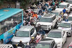 Người dân đồng loạt trở về Hà Nội sau nghỉ lễ, cửa ngõ Thủ đô đông kín