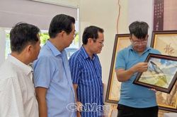 Nguyên Phó Trưởng ban Thường trực Ban Nội chính Trung ương tham quan gian hàng tranh gạo