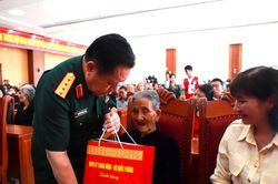 Chủ nhiệm Tổng cục Chính trị thăm, tặng quà gia đình chính sách tại Gia Lai