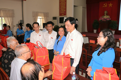 TP Cần Thơ: 200 phần quà tặng gia đình chính sách, người lao động khó khăn