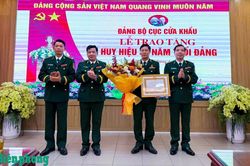 Đảng ủy Cục Cửa khẩu Bộ đội Biên phòng trao Huy hiệu 30 năm tuổi Đảng tặng đảng viên