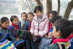 Lớp học trên đỉnh núi cao nhất thế giới: Viettel thu hẹp khoảng cách số bằng Internet