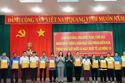 Ph&oacute; Chủ tịch nước V&otilde; Thị &Aacute;nh Xu&acirc;n thăm, tặng qu&agrave; cho c&aacute;c gia đ&igrave;nh ch&iacute;nh s&aacute;ch tại Vĩnh Long