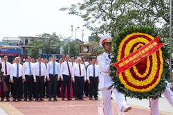 Thủ tướng Lê Minh Hưng dâng hương tưởng niệm các Anh hùng liệt sĩ, tri ân người có công tại Hải Phòng