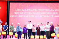 Trưởng Ban Tổ chức Trung ương thăm, tặng quà người có công, hộ nghèo và công nhân tại Bắc Ninh