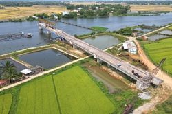 Cận cảnh cầu 220 tỷ đồng vươn tới giữa sông rồi 'đóng băng' gần 3 năm