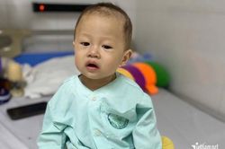 Bé trai 1 tuổi trải qua 4 lần phẫu thuật, gia đình nghèo chật vật xoay xở