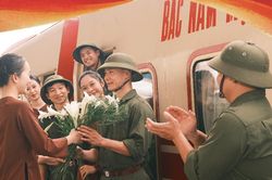 Chuyến tàu Hà Nội 5 cửa ô đặc biệt dịp 30/4-1/5: Chạm vào ký ức, viết tiếp tự hào