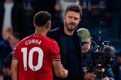Carragher nhắn MU: Không ai xứng đáng hơn Carrick đâu!