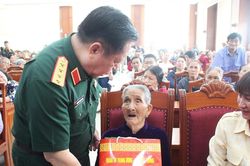 Đại tướng Nguyễn Trọng Nghĩa thăm, tặng quà cho gia đình chính sách tại Gia Lai